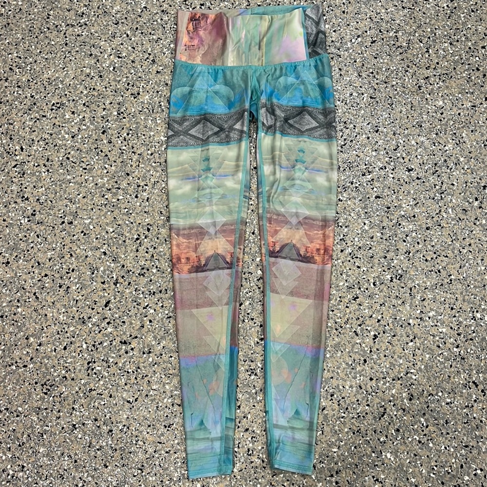 Teeki Yoga Hot Pants Legging in Tarot Magick Feather - Picture 2 of 5